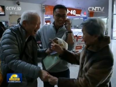 原来，这个人真的是弟弟。就算20多年不曾见面，人群中的一个背影，也能相认。