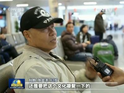 在到达口，85岁的杨碧仙一直等着67岁的弟弟杨学智，这是姐弟俩生平的第二次见面。