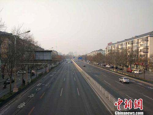 1月25日中午，阜成门外大街上车辆稀少。中新网记者 李金磊 摄