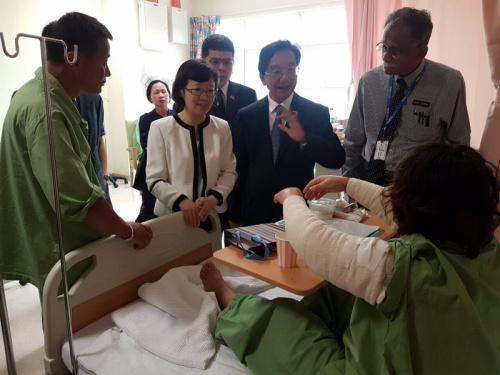 中国驻马来西亚大使黄惠康前往哥打基纳巴卢伊丽莎白女皇医院看望获救中国游客(左三为黄惠康)