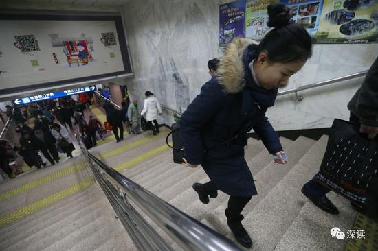 ▲王宁说最不适应的就是北京的快节奏，原来一直纳闷上下地铁为什么要跑，现在自己也加入了“跑族”