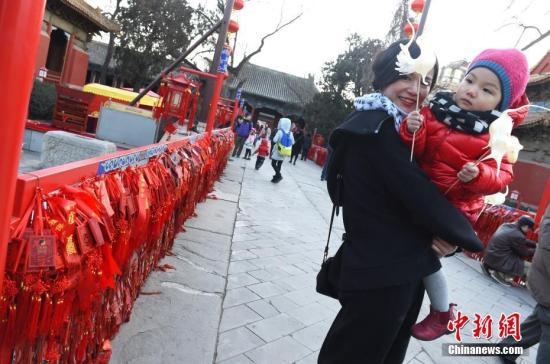 民众逛北京庙会，迎接财神降临、赐福赐财、祈求平安吉祥。 中新社记者 张勤 摄  