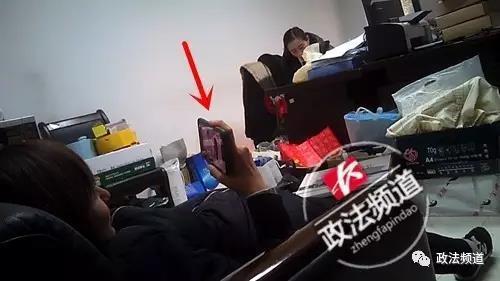 而在雨花区财政局财政投资评审中心另外一间办公室,一名工作人员正在上网淘宝。