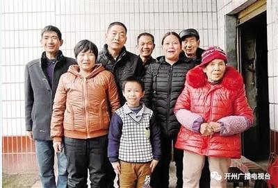 公式王晓燕和重庆老家的亲人在一起。受访者供图