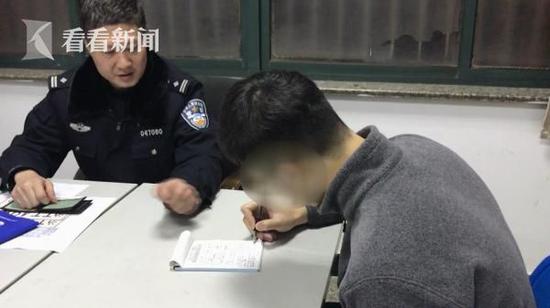 警方认定居某已经涉及到两项违法行为，一项是不按规定使用灯光，一项是逆向行驶。