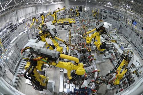     资料图：机器人在北京现代沧州工厂焊接车间生产线上工作。新华社记者 牟宇 摄