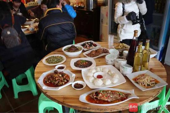 绥阳县暗访组查获滥办酒席后驱散就餐人员。图片来自绥阳发布