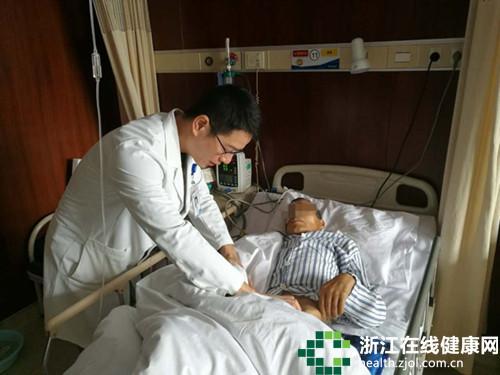 卢惟钦在为郑老伯稽查身材