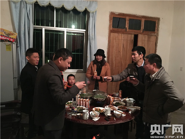 春节期间的酒桌上,其乐融融
