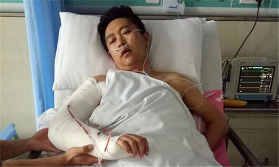 刘成界在医院接受治疗。