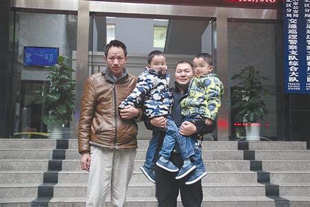 昨日,秦先生带着双胞胎儿子到渝北交巡警支队,向协勤队员胡永兵致谢。