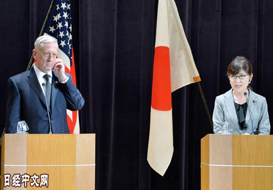 
	2月4日，美国国防部长马蒂斯与日本防卫相稻田朋美出席联合记者会。来源：日经中文网 
