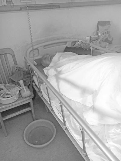 老人孤零零地躺在医院病床上