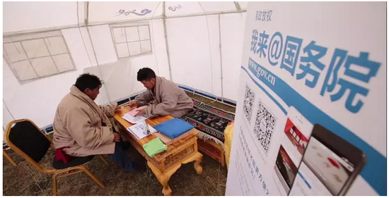 11月2日 活动海报到达四川阿坝州的便民服务点的帐篷里