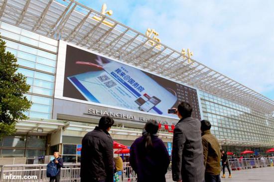 2017年1月10日，上海高铁站大屏幕正在播放《简政放权我来@国务院》的视频。/中国政府网供图