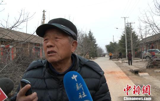 图为滞印54年中国老兵王琪的四弟王顺接受中新网记者采访。　燕武 摄