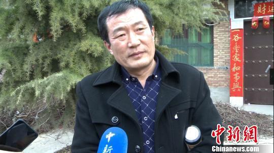 图为滞印54年中国老兵王琪的侄子王战军接受中新网记者采访。　燕武 摄