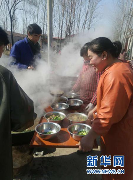 张二庄郭合修的“流动餐厅”在忙碌。魏县县委宣传部 供图