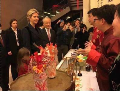 （图：美国“第一女儿”伊万卡带女儿出席中国驻美大使馆举办的春节招待会，释放善意。）