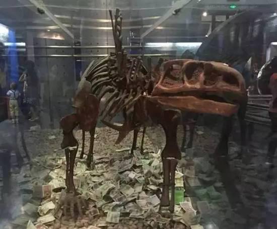 如此中国特色的祈福行为,种类繁多,不胜枚举,总之是,只要有炉子啊、池子啊、坑啊、这些设施,我们就可以创造性开展祈福活动。