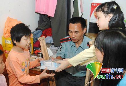 　　刘天明在山区慰问伤病缀学儿童，赠送课本。本人供图