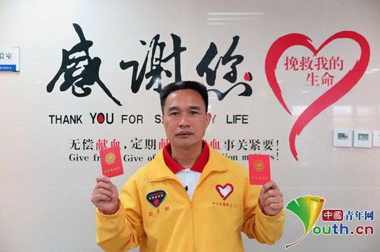 　　刘天明连续10年参加义务献血。本人供图