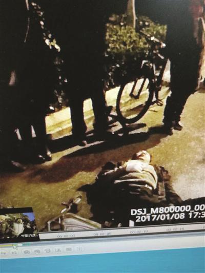 骑电动车的男子受伤倒地,后不治身亡。