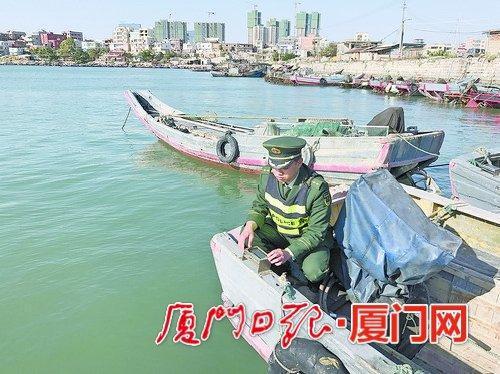 民警检查渔船上的“小型船舶预警系统”。