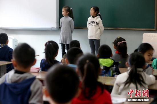 　　资料图：2017年2月13日，山西太原新建路小学的小学生们开始返校上课。当日，中国多地中小学校陆续开学。张云 摄