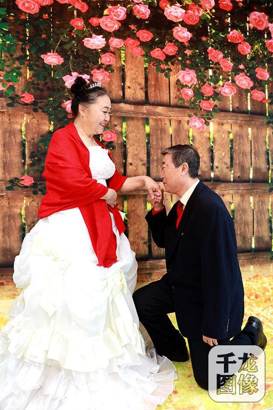 老年人拍婚纱照_拍婚纱照美甲(3)