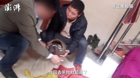 
				之后大家就开始谈价钱，这两只穿山甲的价格是860元每斤，而两只穿山甲一共15斤，要价12728元人民币。
			