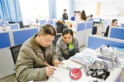 教师办公室里，王东在自己座位旁边为妻子安排了一个位置，让她不离开自己的视线。