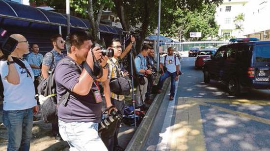大批媒体记者等候在吉隆坡中央医院门外。