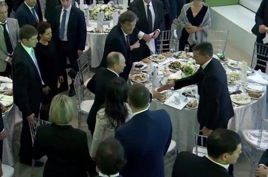  2015年，退役将军弗林与俄罗斯总统普京一同出席庆祝俄罗斯媒体“今日俄罗斯”开办10周年的宴会 
