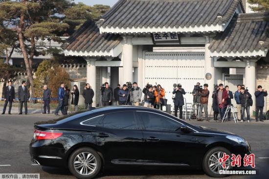&nbsp;资料图：2月3日，记者在韩国首尔青瓦台总统府外等待独立检察组。