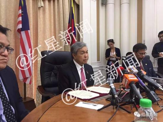 马来西亚副首相兼内政部长拿督 斯里阿末扎希（中） 召开发布会 图片来源：红星新闻