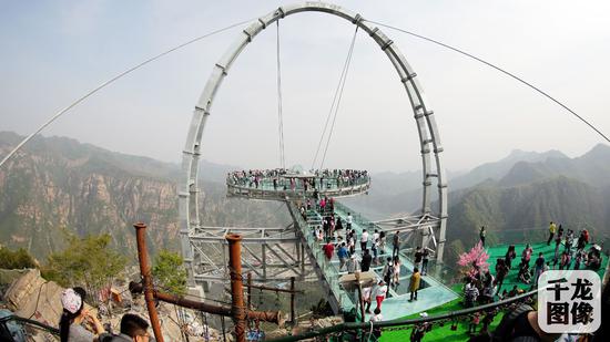 平谷石林峡景区最高点钛合金UFO飞碟玻璃观景台上观光的游客(2016年4月30日摄)。千龙网记者 王结石摄