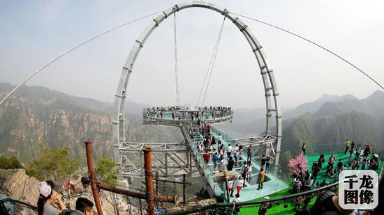 平谷石林峡景区最高点钛合金UFO飞碟玻璃观景台上观光的游客（2016年4月30日摄）。千龙网记者 王结石摄