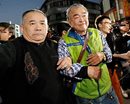  士林地检署侦办5号高速路游览车车祸，约谈蝶恋花旅行社负责人周继弘的父亲周比苍。（图片来源：台湾《中时电子报》）