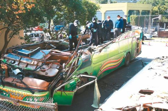  赏樱团游览车翻车，车顶整个削平，造成33死11伤。（图片来源：台湾《联合报》）