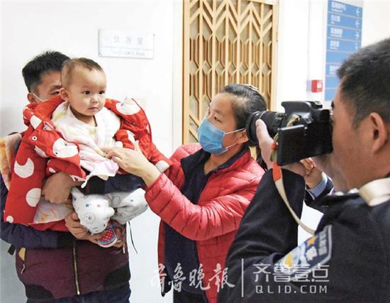 18日上午,夏津民警专赴北京市儿童医院,为急需出国治疗的李欣儒拍摄照片,办理护照。齐鲁晚报·齐鲁壹点记者马志勇 摄