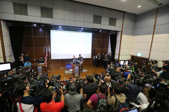 来自国内外的媒体挤满警方召开新闻发布会的礼堂。