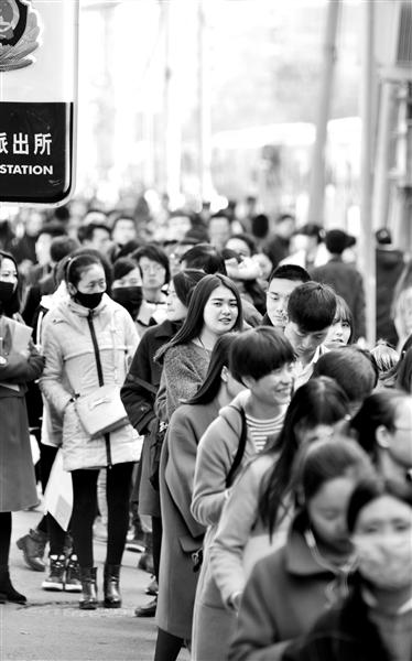 应聘者排队等候报名
