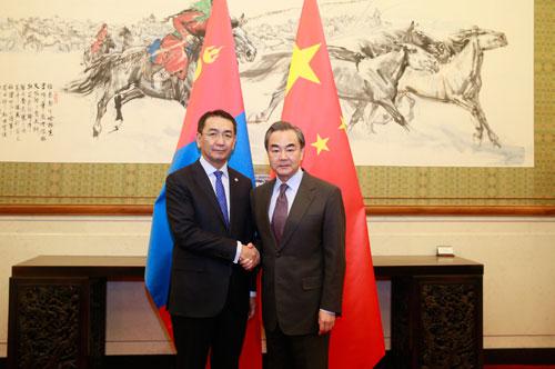 　　2017年2月20日，外交部长王毅在北京与蒙古外长蒙赫奥尔吉勒举行会谈。