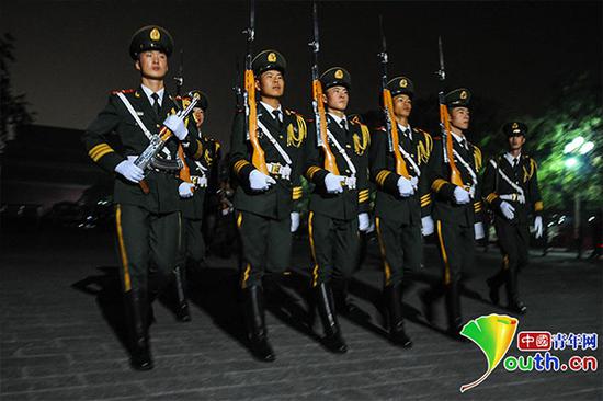 国旗护卫队的战士们进行升旗仪式前的训练。中国青年网记者　李拓　摄