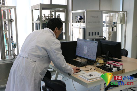 在温室气体减排技术实验室，工作人员正在进行二氧化碳捕集与处理技术相关领域实验研究。中国青年网记者 李川 摄