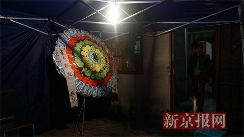 家属在出租屋搭设灵堂，放置花圈。新京报记者 曹晓波摄