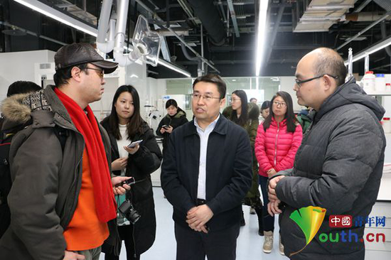 中国华能集团清洁能源技术研究院院长许世森(前排中)介绍清能院发展历程以及清洁能源发电技术研发情况。中国青年网记者 李川 摄