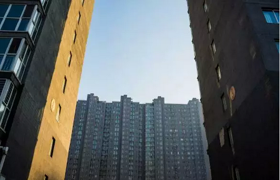 房产无法落宗而不能办理房地产登记证——困扰李先生的事在此前一段时间也困扰着不少在燕郊拥有房产的人。 视觉中国