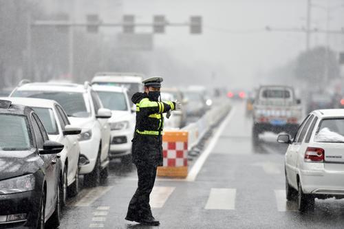 交警正在雪中指挥交通。史晟全摄